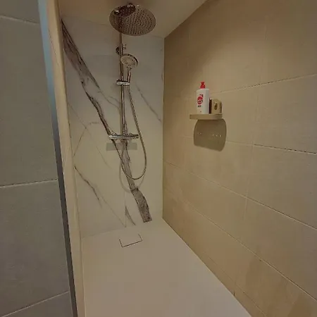 Le Cocoon Cache Avec Piscine Parking,Terrasse Au Calme Appartement Tres Frais ! *
